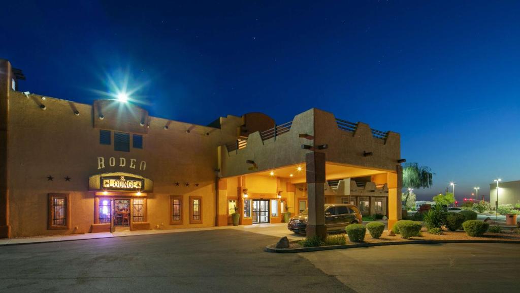 Best Western Gold Canyon Inn & Suites في Gold Canyon: مبنى متوقف امامه سيارة