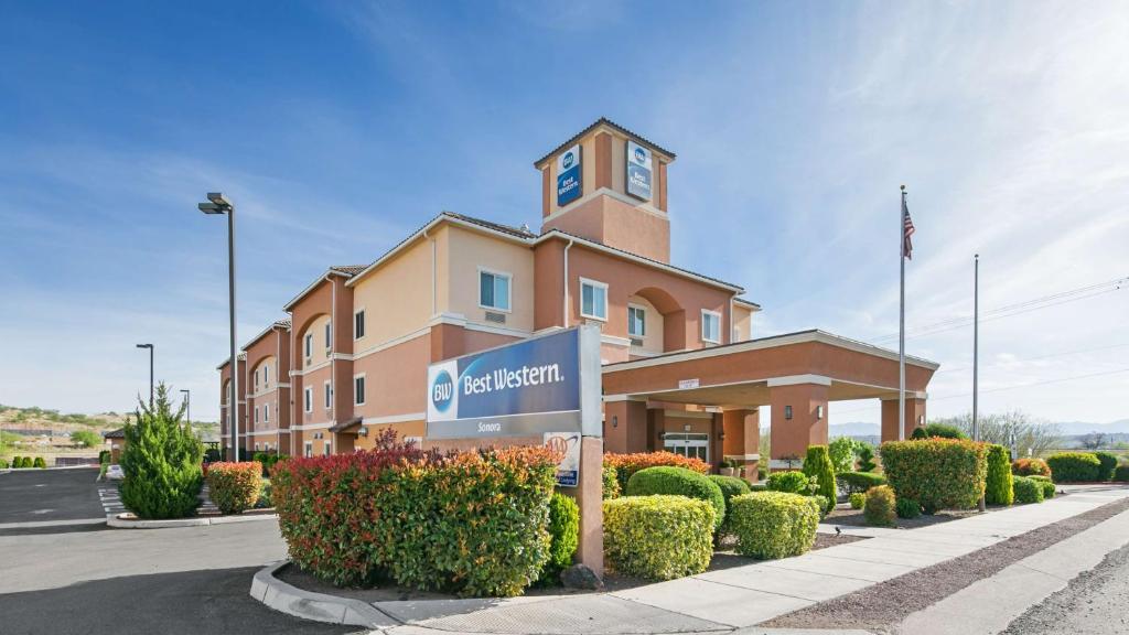 un edificio con una torre dell'orologio sopra di Best Western Sonora Inn & Suites a Nogales