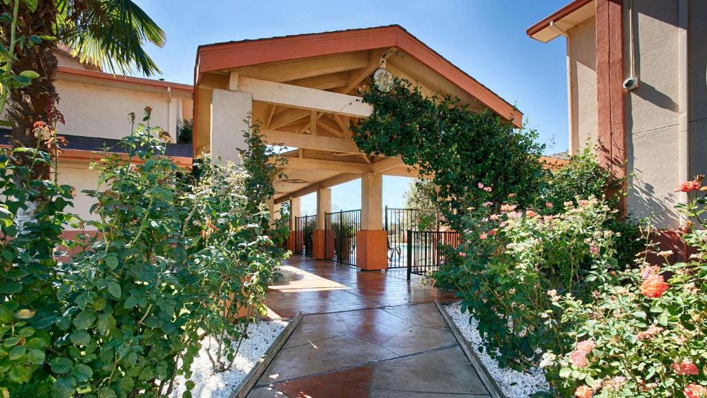 una entrada a un edificio con un montón de plantas en Best Western Antelope Inn & Suites, en Red Bluff