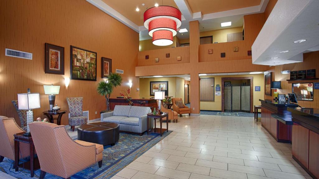 een lobby van een ziekenhuis met een wachtkamer bij Best Western PLUS Fresno Inn in Fresno