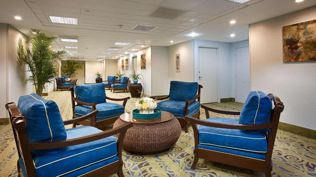 Posezení v ubytování Best Western Plus Atlantic Beach Resort