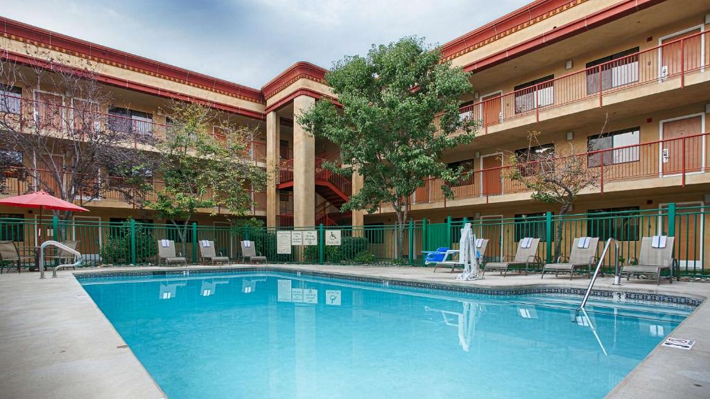 einem großen Pool vor einem Gebäude in der Unterkunft Best Western Plus Orchid Hotel & Suites in Roseville