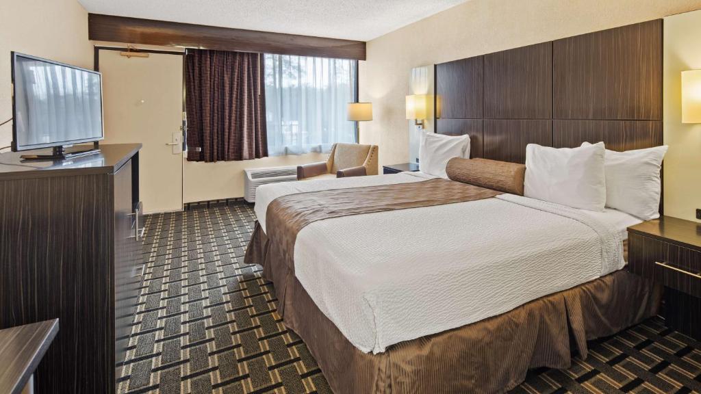 Postel nebo postele na pokoji v ubytování Best Western Executive Inn