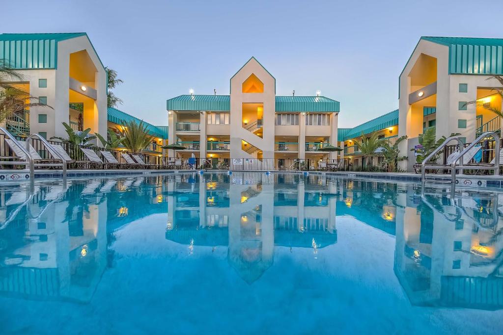una gran piscina frente a algunos edificios en Best Western Seaway Inn, en Gulfport