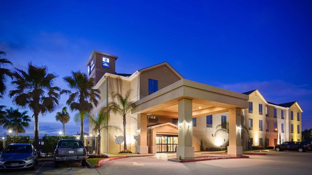 a building with a parking lot in front of it at Best Western Sugar Land - Richmond in Sugar Land