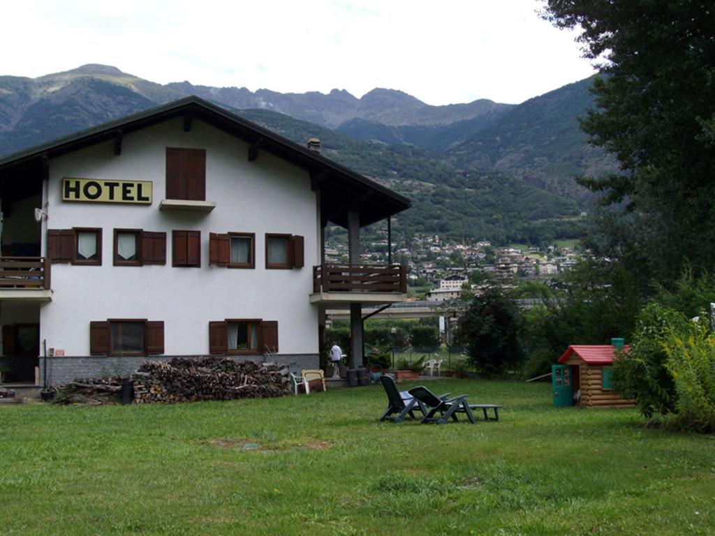 Nespecifikovaný výhled na hory nebo výhled na hory při pohledu z hotelu