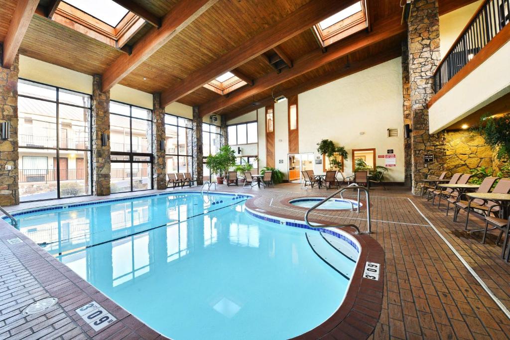 a large swimming pool in a large building at Best Western Center Pointe Inn in Branson