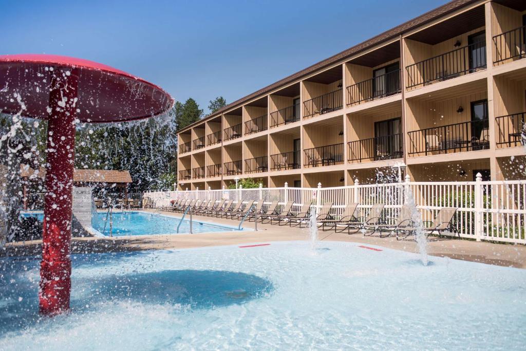 a fountain in a pool in front of a hotel at Best Western Ambassador Inn & Suites in Wisconsin Dells