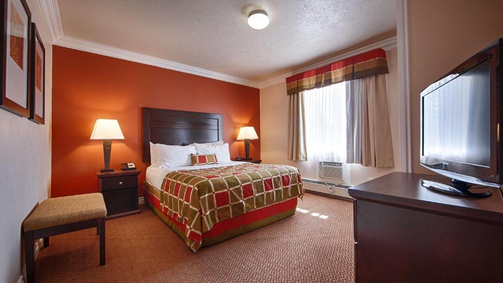 Кровать или кровати в номере Best Western PLUS Mirage Hotel and Resort