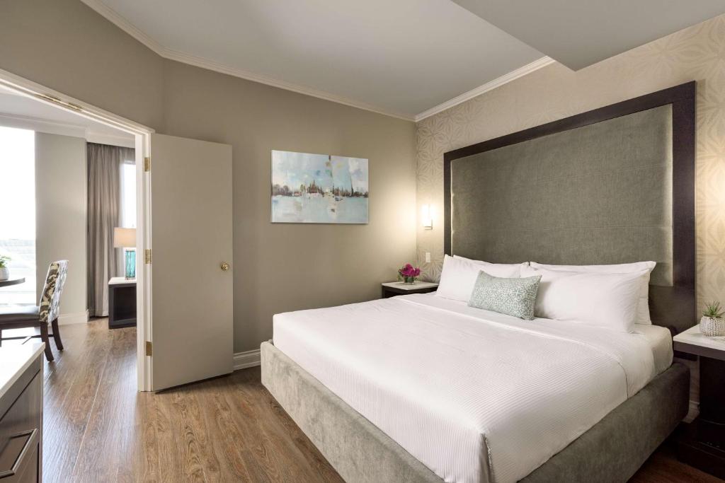 
King Suite with Sofa Bed - Non-Smoking
