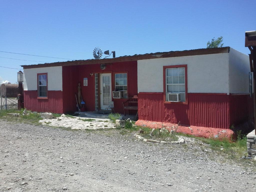 una casa roja y blanca al lado de una carretera en La Loma del Chivo Llc - The Spirit room en Marathon