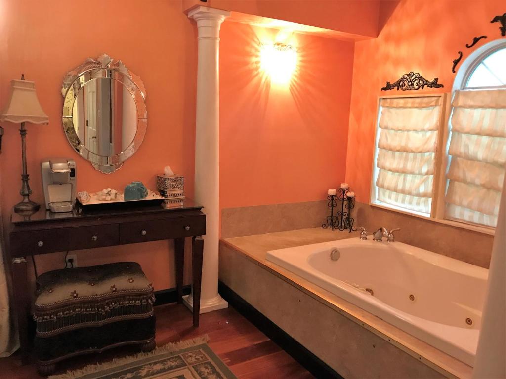 Historic Michabelle Inn - One-Bedroom King Suite