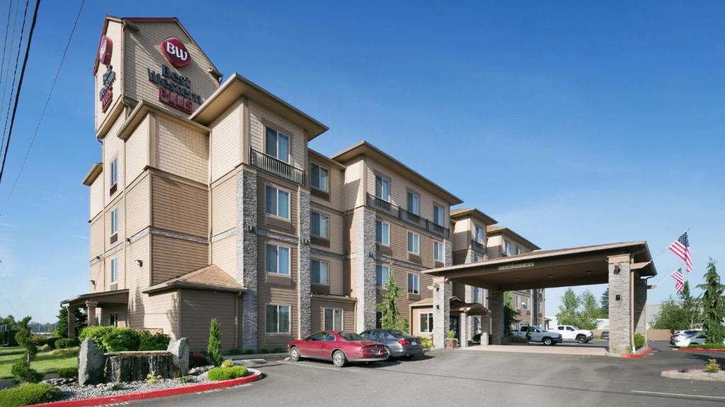 un hotel con coches aparcados delante en Best Western Plus Port of Camas-Washougal Convention Center, en Washougal