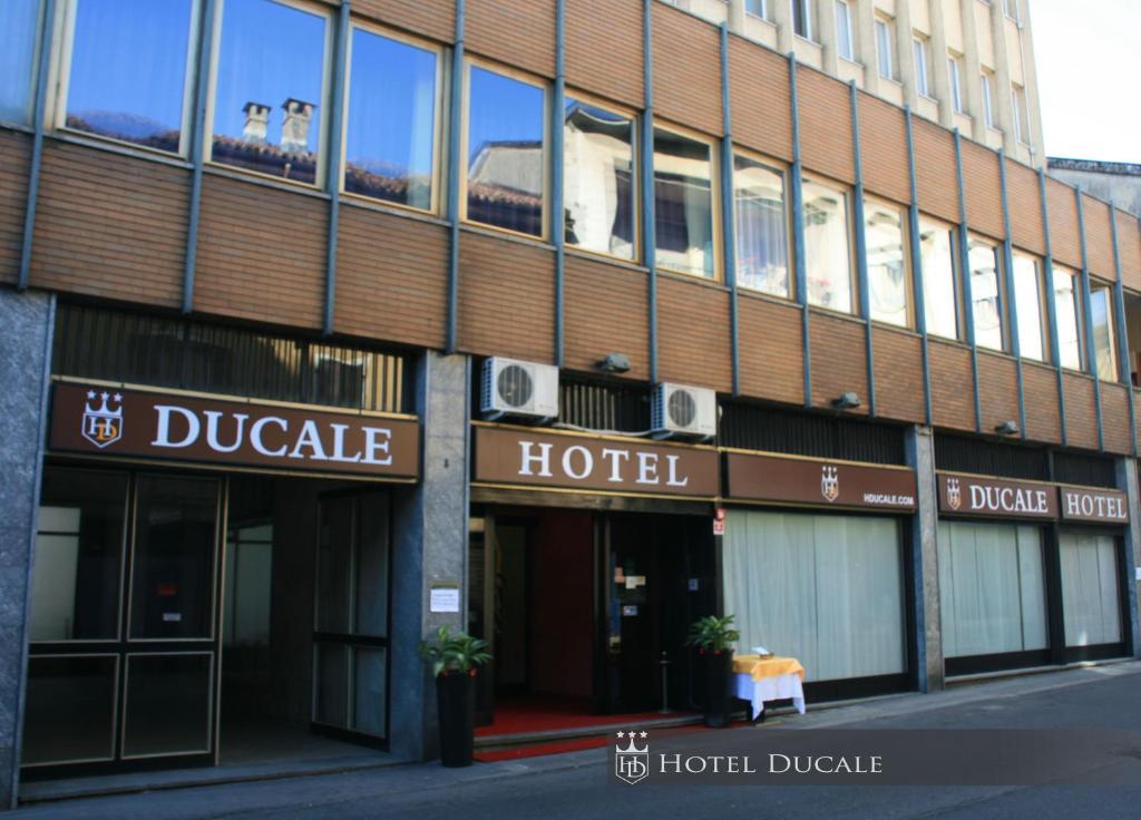 un edificio con un hotel y un autobús en la ventana en Hotel Ducale, en Vigevano