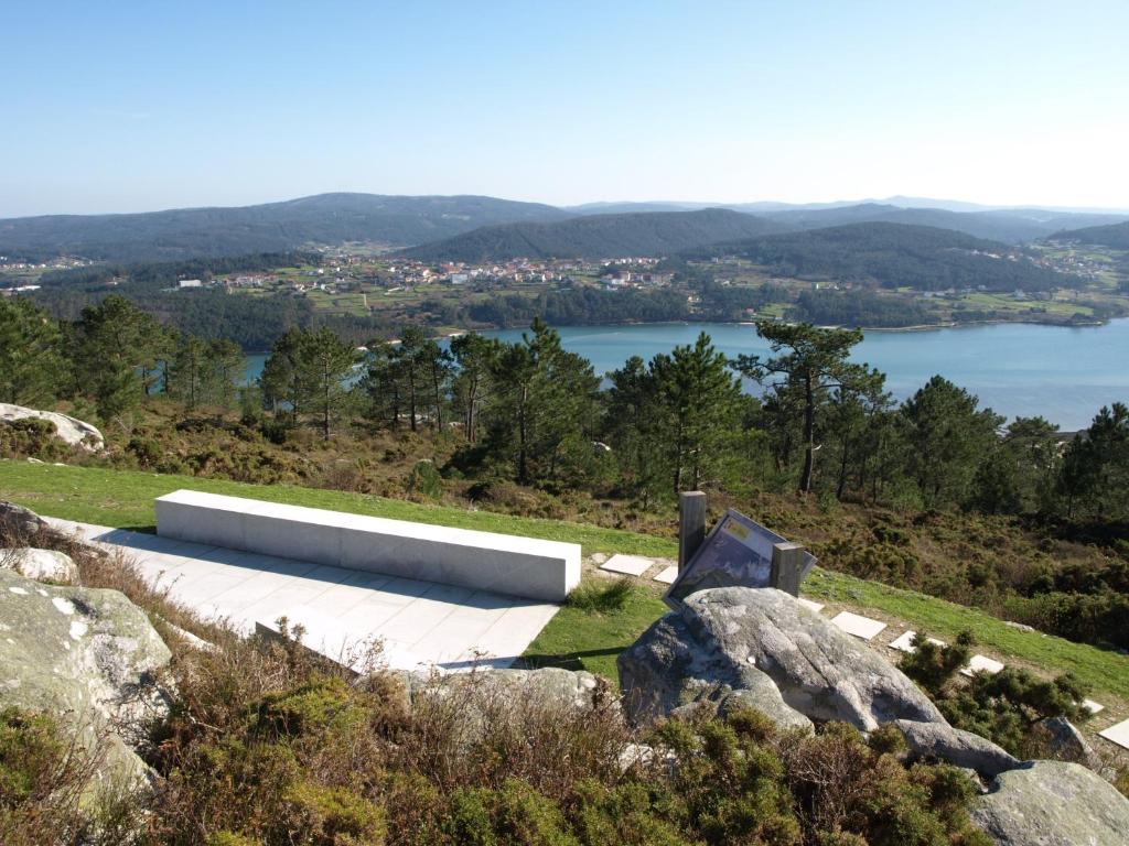 una casa en una colina con vistas a un lago en Hotel Costa Verde, en Neaño