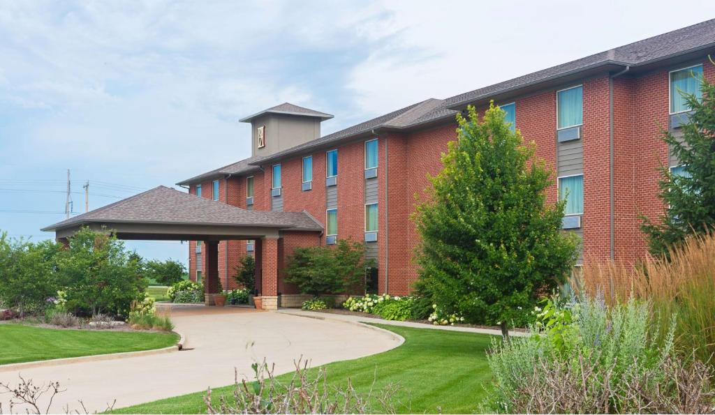 un edificio de ladrillo rojo con una torre de reloj en Parke Regency Hotel & Conf Ctr., BW Signature Collection, en Bloomington