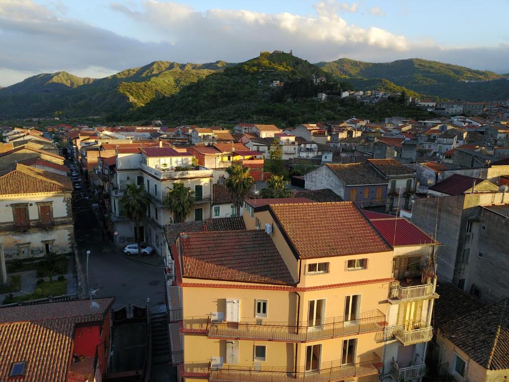 eine Luftansicht auf eine Stadt mit Häusern und Bergen in der Unterkunft Casa Catena in Francavilla di Sicilia