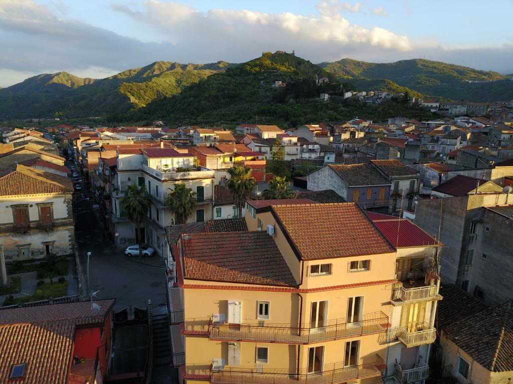 z powietrza widok na miasto z domów i gór w obiekcie Casa Catena w mieście Francavilla di Sicilia