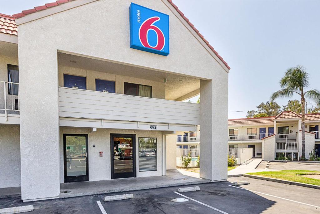 un edificio con un cartel en el costado en Motel 6-Fresno, CA, en Fresno