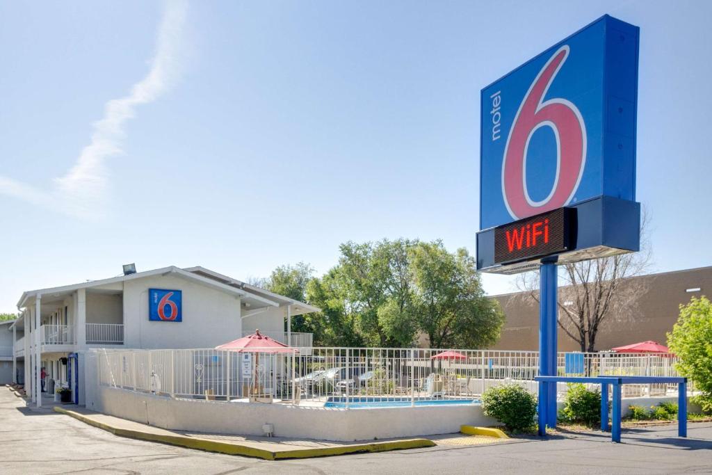 un cartello di miglio davanti a un hotel di Motel 6-Lakewood, CO - Denver a Lakewood