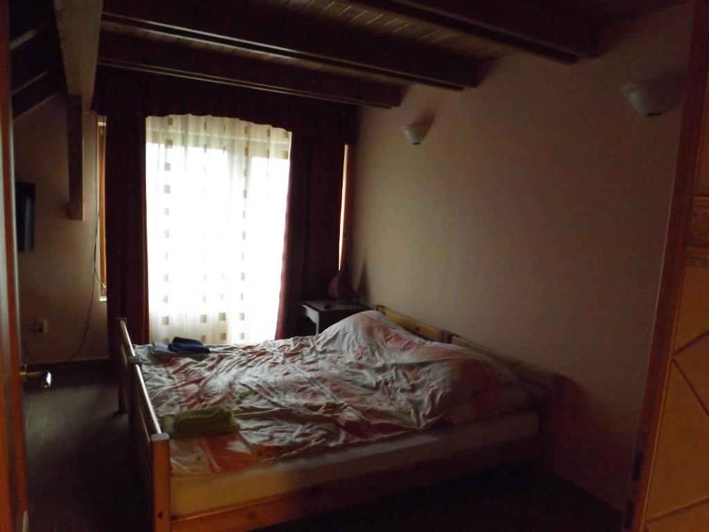 Posteľ alebo postele v izbe v ubytovaní Napos Vendégház