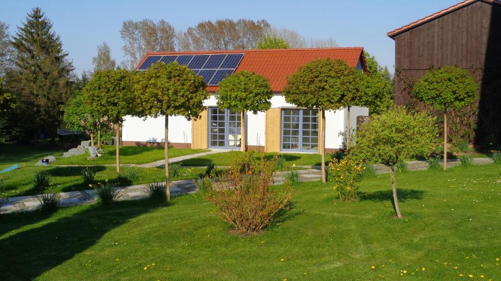 a house with a solar roof with a yard at Alte Hofwerkstatt in Gaußig