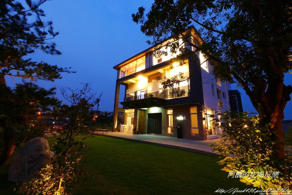 un gran edificio con luces encendidas por la noche en WMS Villa, en Dongshan