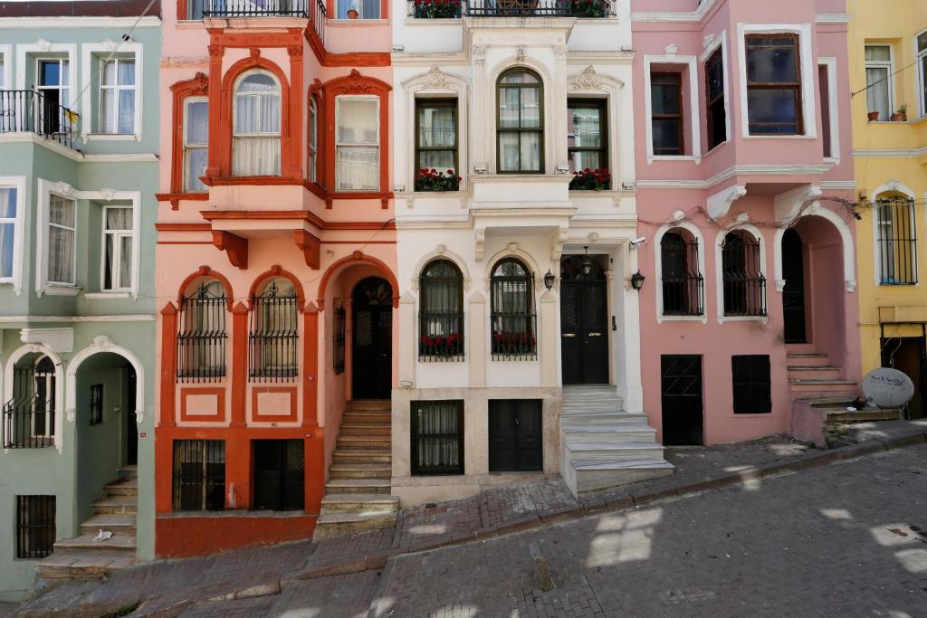 una fila de casas coloridas en una calle en Catirga Konak Apartments, en Estambul