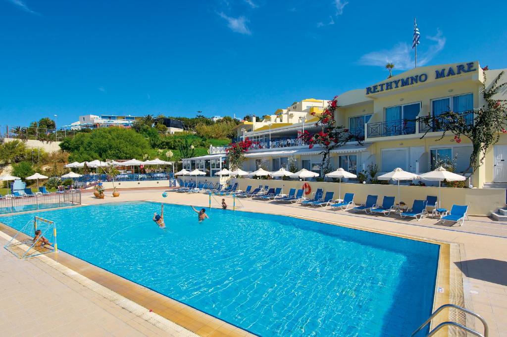 Bazén v ubytování Rethymno Mare Royal & Water Park nebo v jeho okolí