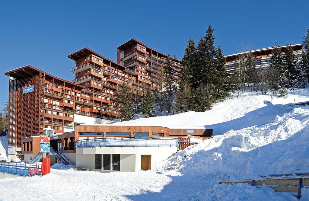 アルク1600にあるtravelski home premium - Résidence Le Roc Belle Face 4 starsの雪山頂の大きな建物