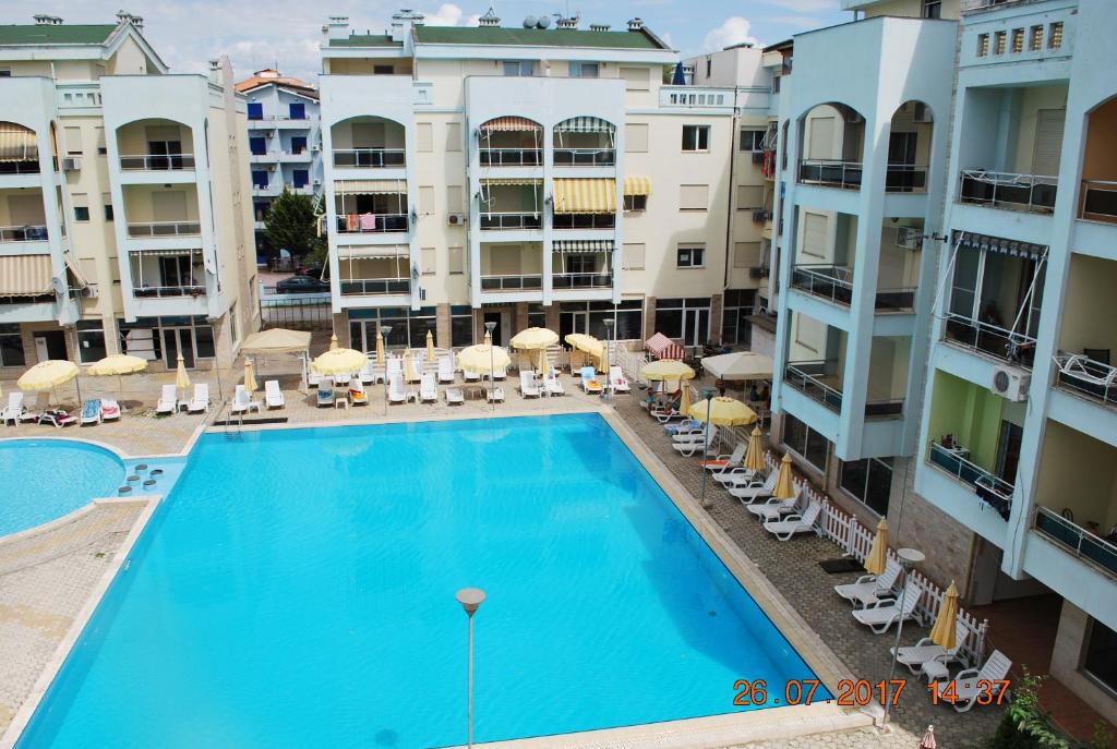 uma vista para a piscina a partir da varanda do edifício de apartamentos em Arbi's Pool View Apartment em Golem