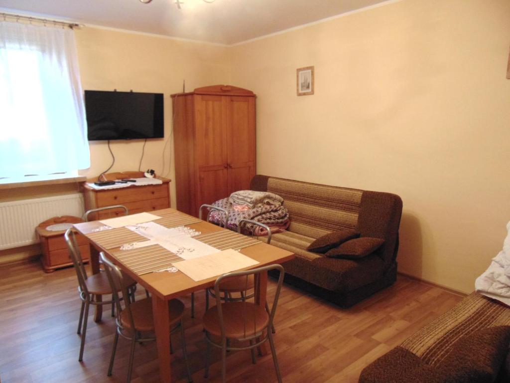 Televízia a/alebo spoločenská miestnosť v ubytovaní Apartament - Stronie Śląskie