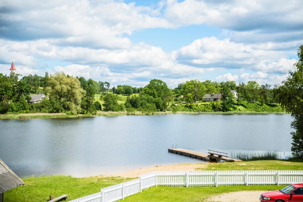 - Vistas a un lago con muelle en Beach Apartment en Rõuge