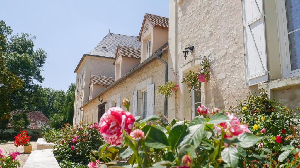 ein Haus mit Blumen davor in der Unterkunft Moulin d'Amour in Chambon