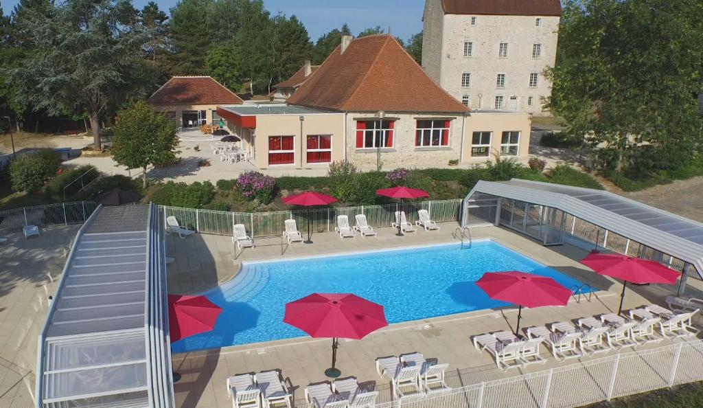 an overhead view of a swimming pool with red umbrellas at VVF Vienne Poitou in La Bussière