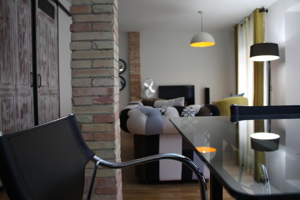 uma sala de estar com uma mesa e um sofá em LarDviura em Logroño
