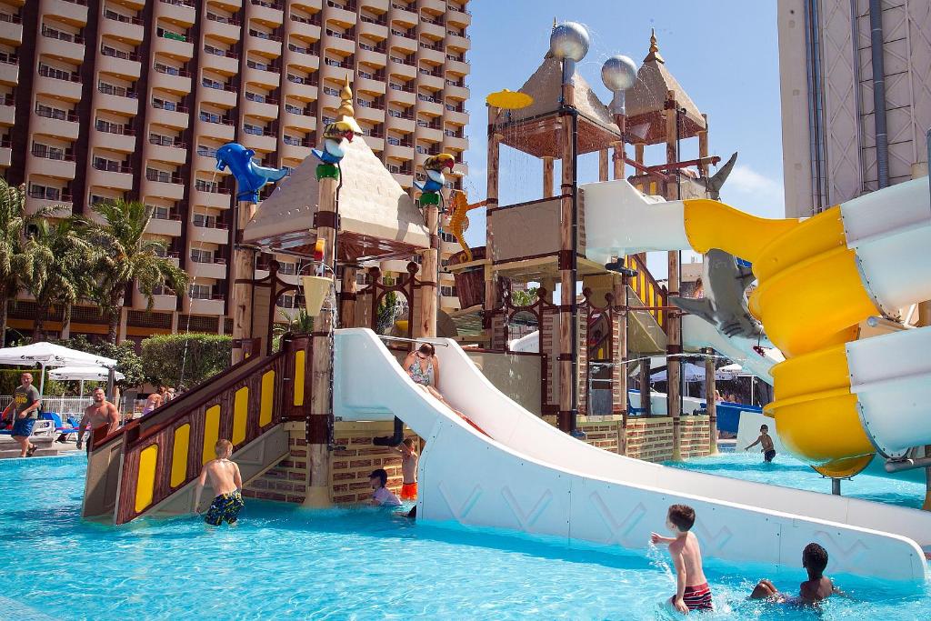 Bazén v ubytování Hotel Rosamar nebo v jeho okolí