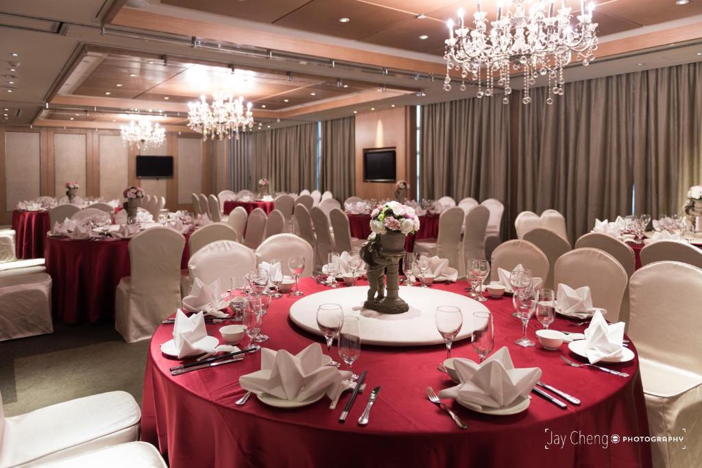 a conference room with tables and chairs and chandeliers at Chateau de Chine Xinzhuang in Xinzhuang