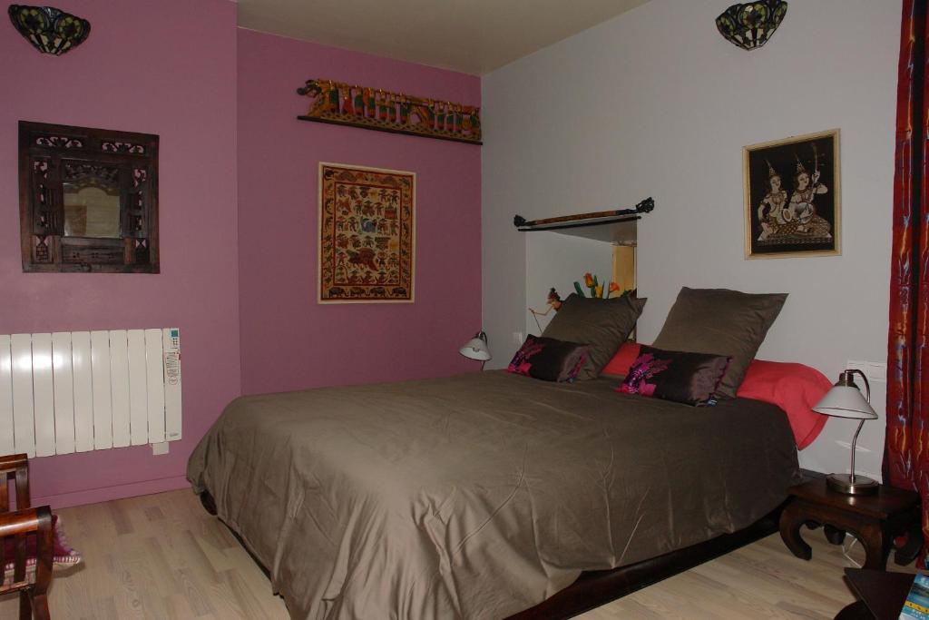 a bedroom with a bed with purple walls at Domaine de Maleval in Mars