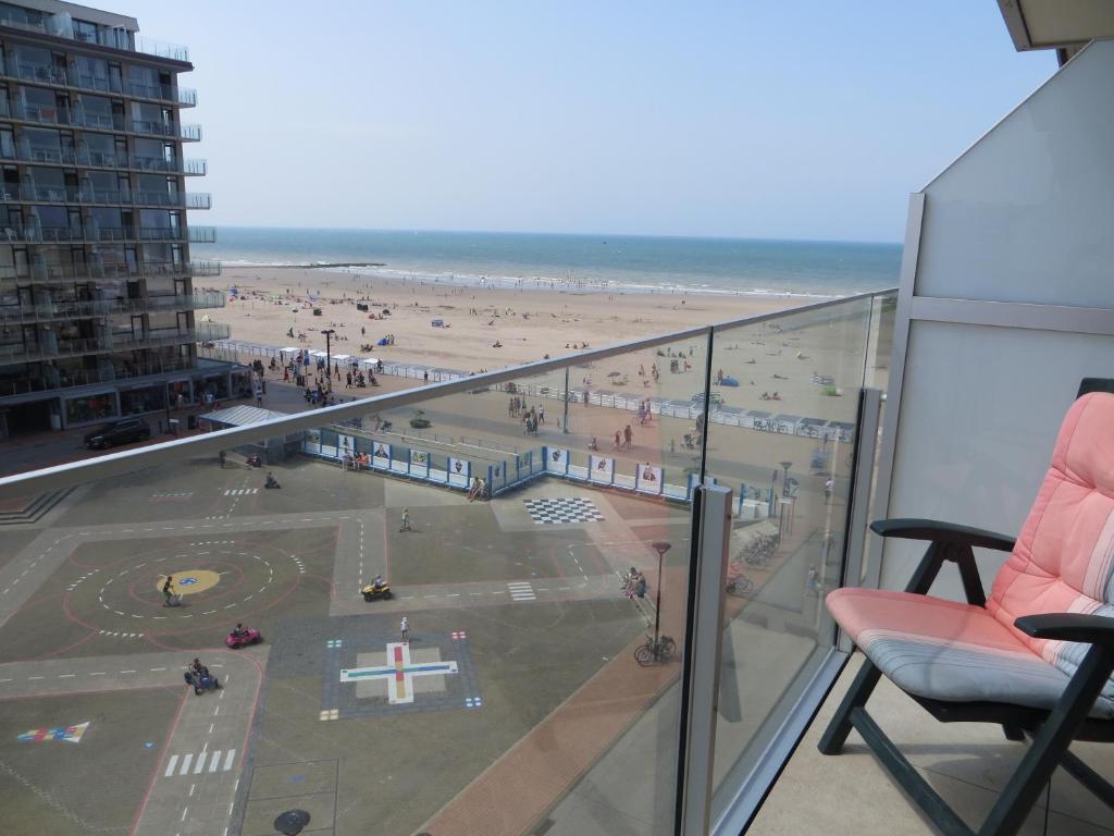 uma vista para a praia a partir da varanda de um edifício em Wembley em Middelkerke