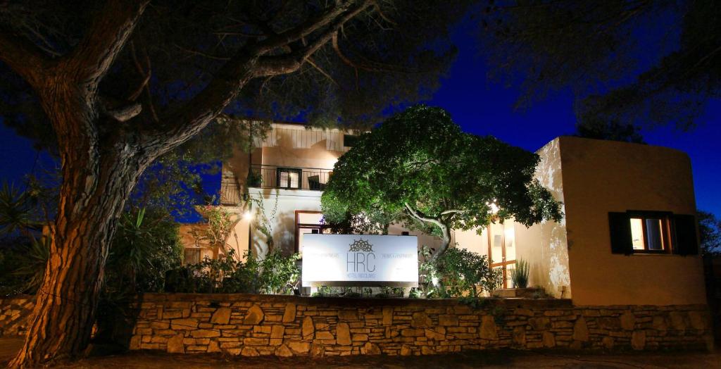 un edificio con un cartel delante de él por la noche en Hotel Rio Claro en Fondi