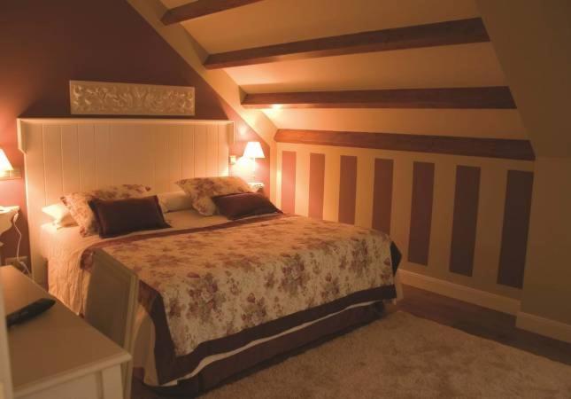 1 dormitorio con 1 cama con 2 almohadas en Casón de la Marquesa, en Las Fraguas