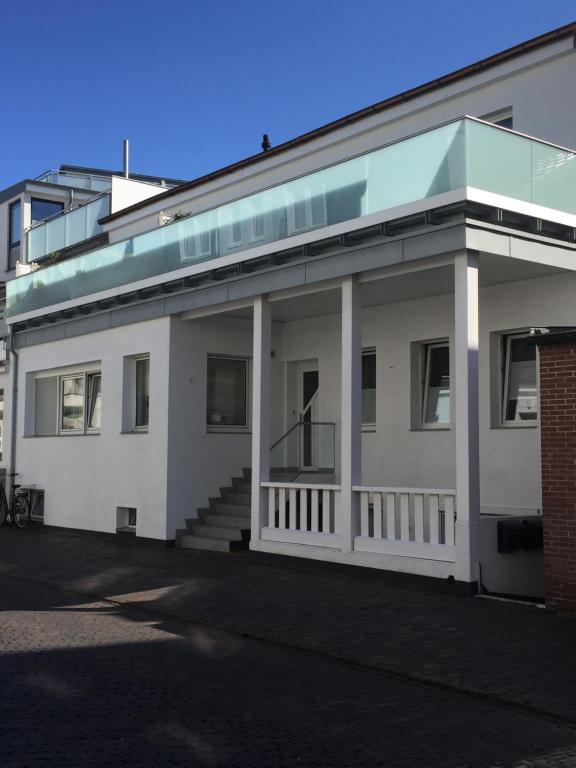 ノルダーナイにあるWohnung Meeresbriseの白いガラス屋根の建物