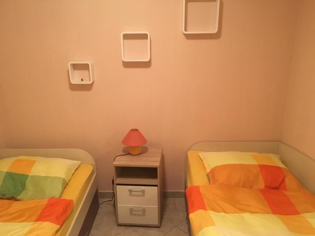 Łóżko lub łóżka w pokoju w obiekcie Apartman Petra 1