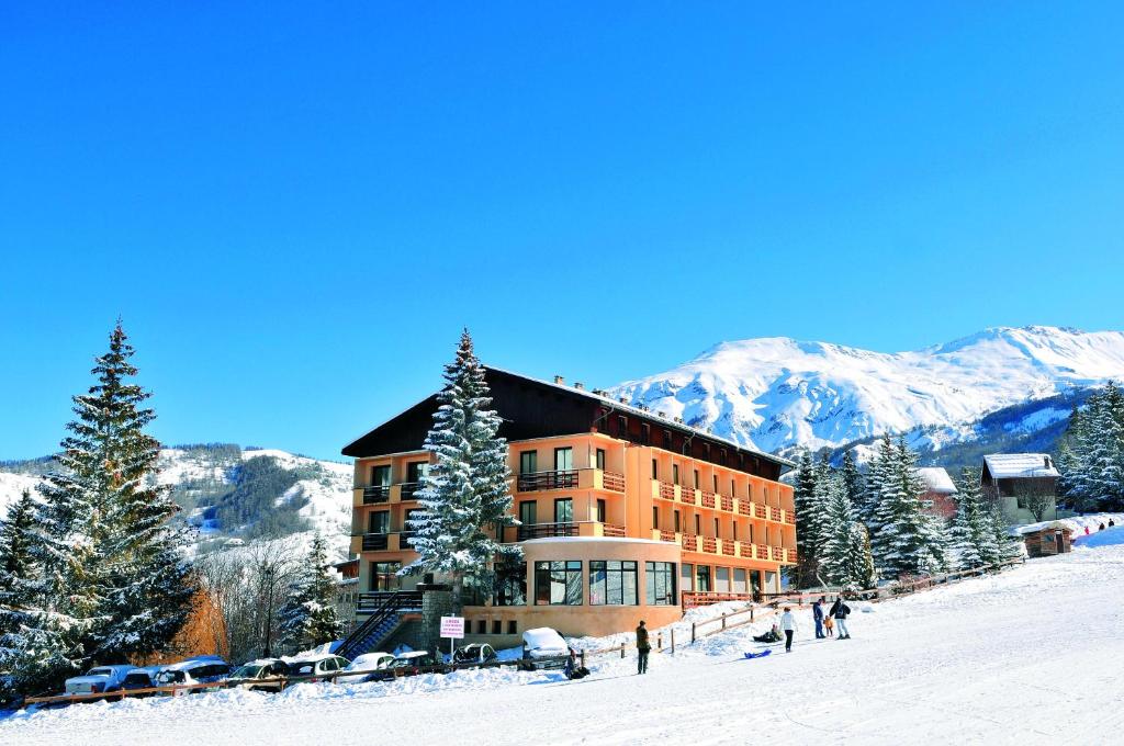 ル・ソーズにあるVTF Les Balcons du Sauzeの雪面スキー場の建物