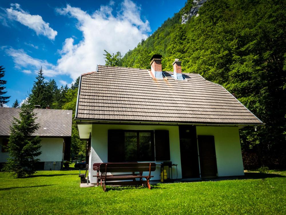 ein kleines Haus mit zwei Fenstern darüber in der Unterkunft Počitniška hiša Radovna in Zgornja Radovna