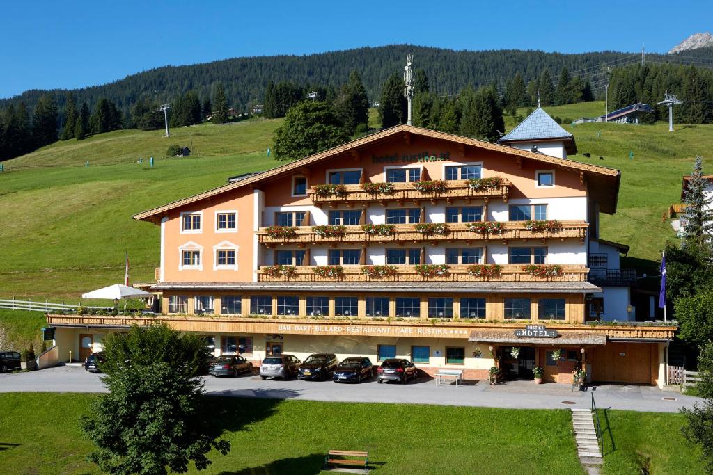 Nespecifikovaný výhled na hory nebo výhled na hory při pohledu z hotelu