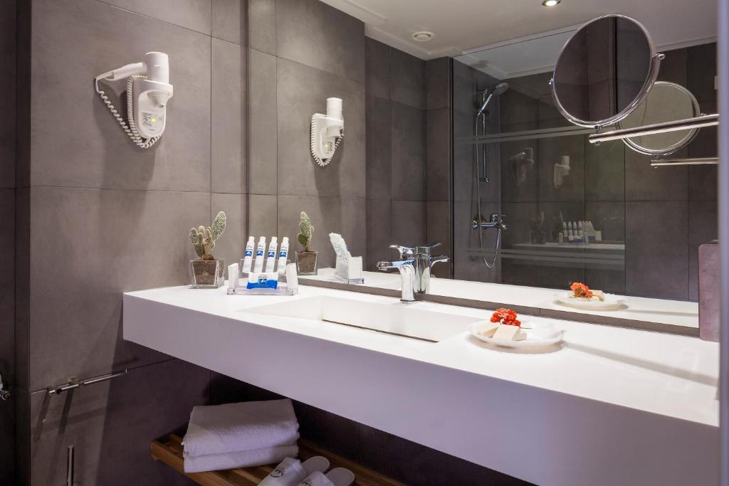 Koupelna v ubytování Kontokali Bay Resort & Spa