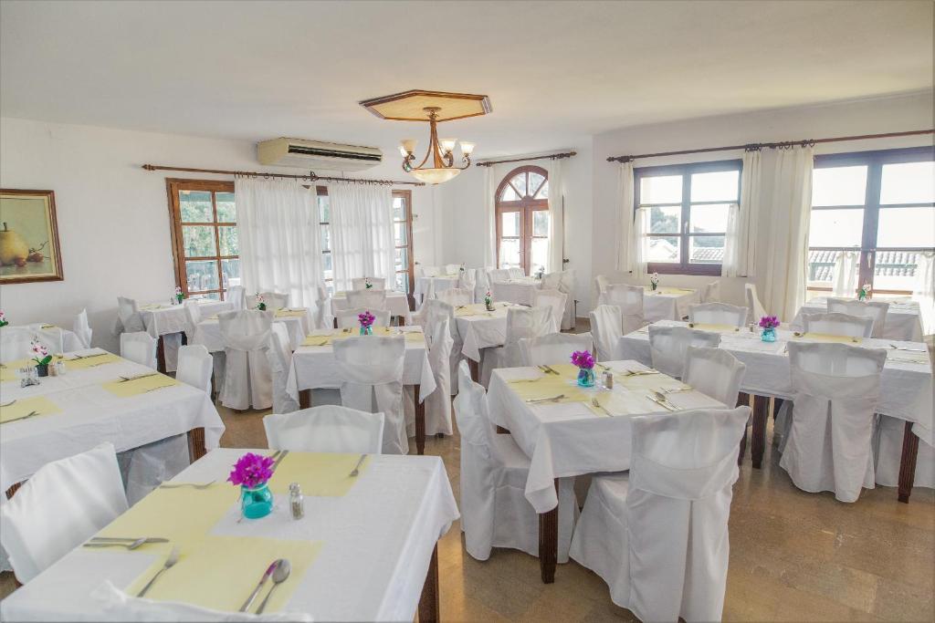 A restaurant or other place to eat at Corfu Aquamarine Hotel