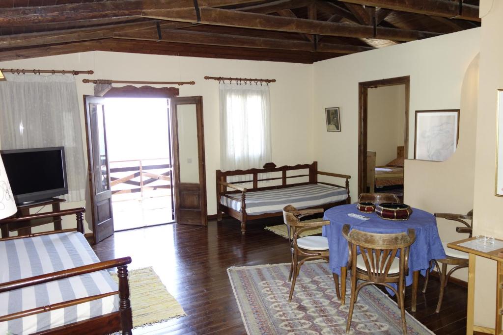 TV a/nebo společenská místnost v ubytování Cretan Village Hotel